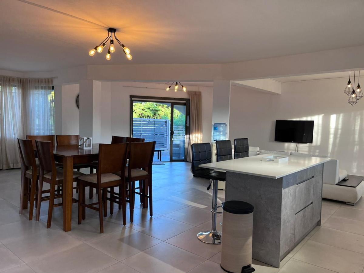 Seasons Break Apartment Pereybere Pereybere Beach Esterno foto